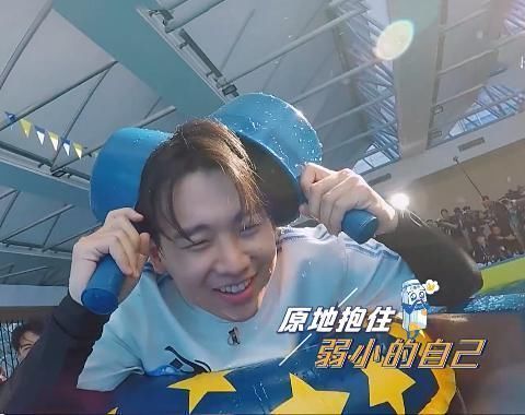 郭麒麟在水中被围住时,下意识喊出了一个“人名”,你都多大的人了