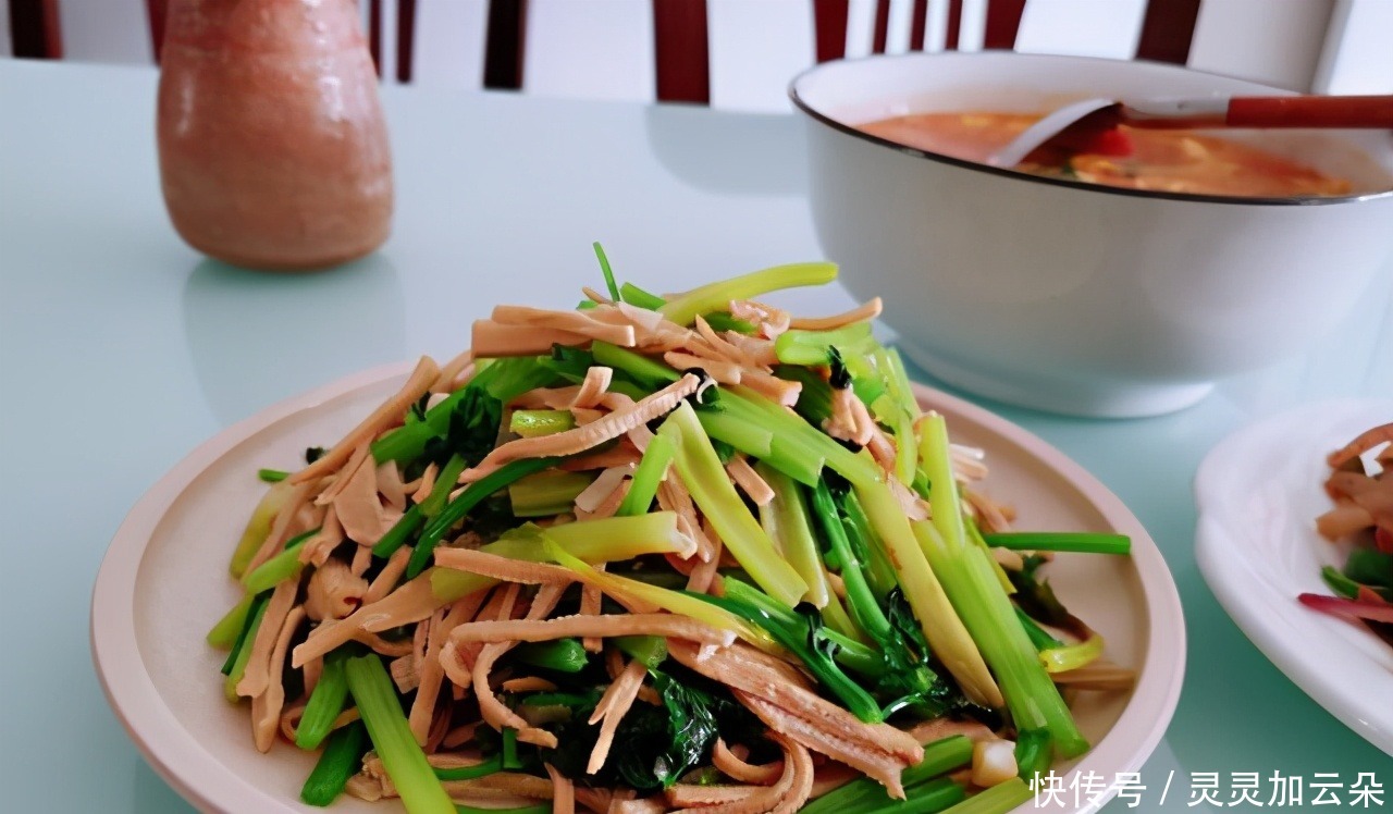 两口子的快手午餐,荤素搭配简单好做,炒肉丝嫩滑入味有窍门