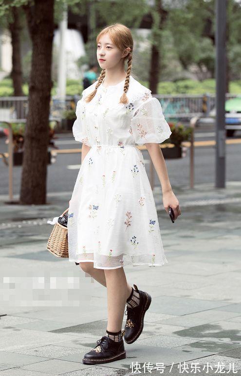 少女鞋 小姐姐身穿一件黑色纱裙,温文尔雅,时尚又优雅