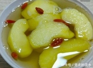 每天吃一个煮熟的苹果,坚持半月,身体会悄悄发生2个变化