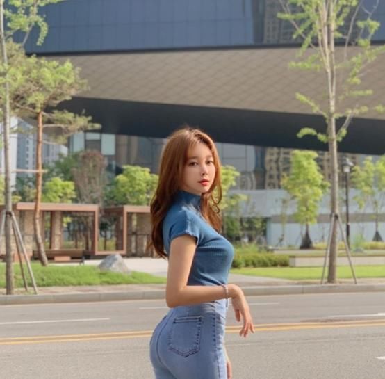 小姐姐诗情画意,聪慧范十足,优雅又魅惑