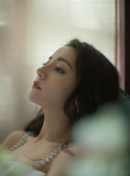 热巴|脸上有这3个“特征”的女生,别轻易留刘海!露五官更年轻又女神