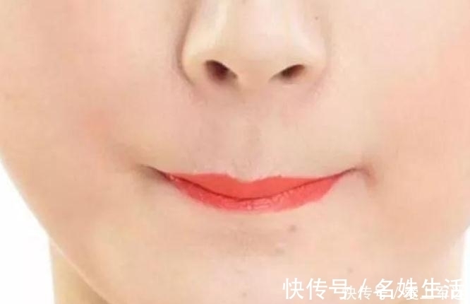 唇膏|直接涂口红的女人太傻了,学会这几招,一整天不沾牙不沾杯不脱色