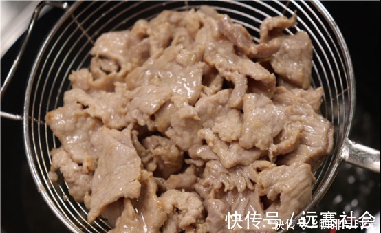 洋葱炒肉很多人第一步就错了，难怪不好吃，看饭店大厨不外传诀窍