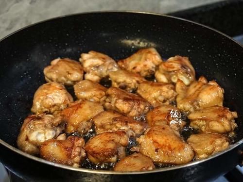  可乐鸡翅落后了，教你这样做，不烤不炸，味道更香，好吃不腻