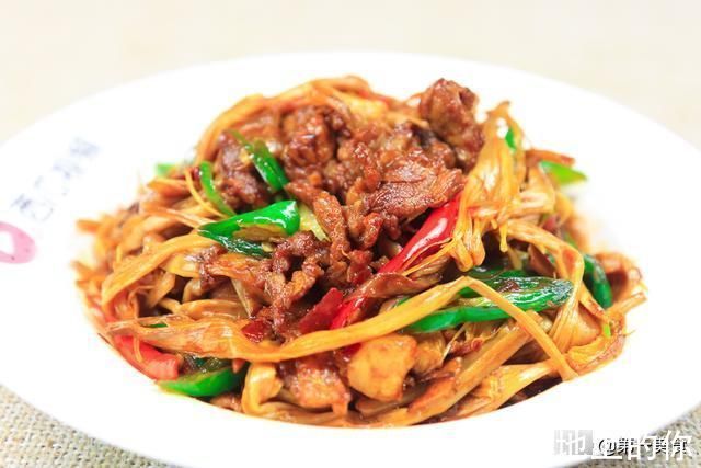 肉片|黄花菜炒肉最忌讳直接下锅炒,多做这两步,口感脆嫩劲道又不苦涩