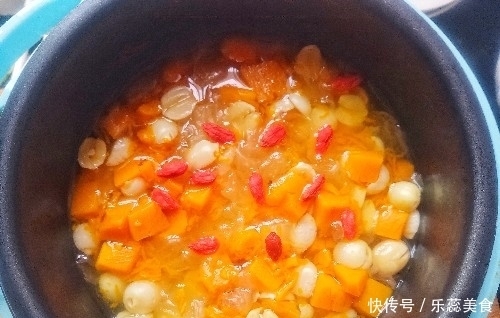 它比阿胶养人,十块钱煮一锅,春天干燥要多喝,皮肤水润,气色好