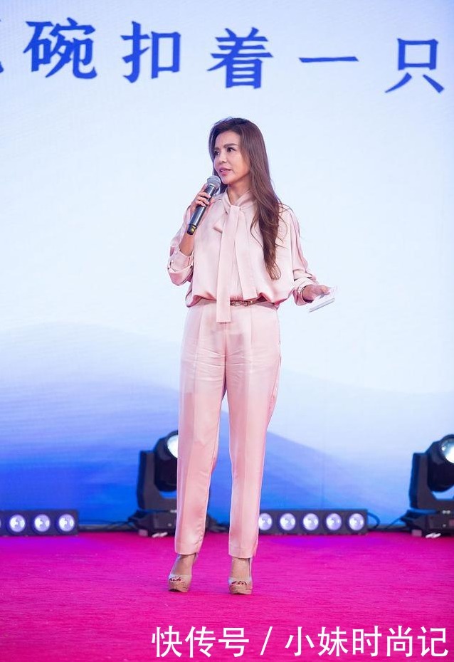 著名主持人朱迅好会穿，衬衫配阔腿裤利落干练，知性大气有格调