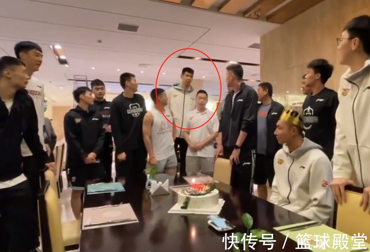 蛋糕|阿联生日趣事!小胡戴帽,徐昕领唱,赵睿C位+险砸蛋糕,汤杰满足