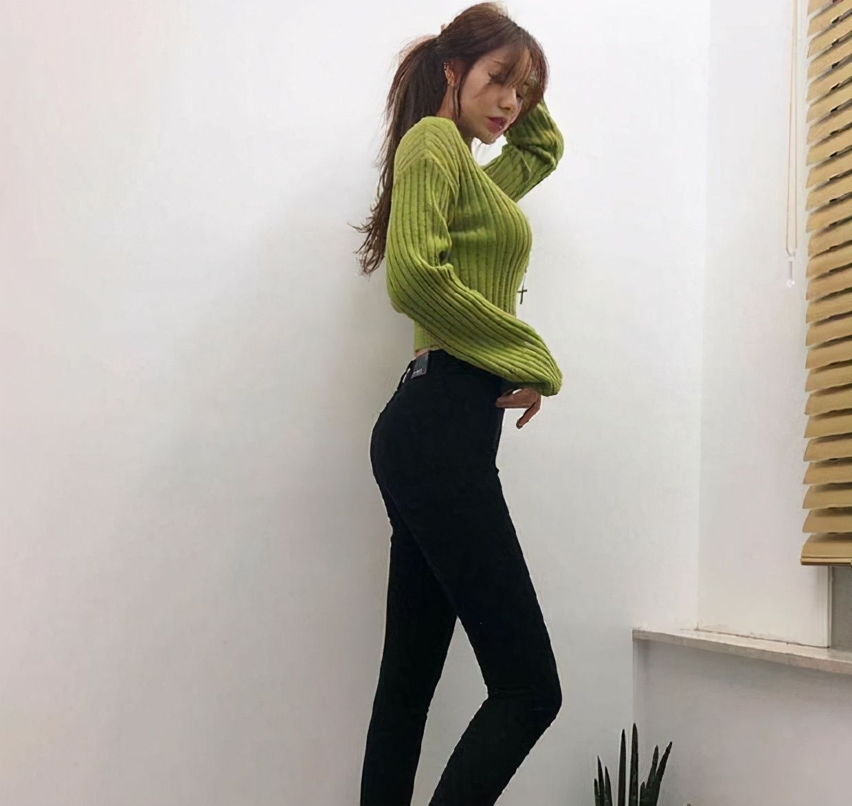 街拍丰满成熟的紧身打底裤美女,轻松勾勒出迷人的气质