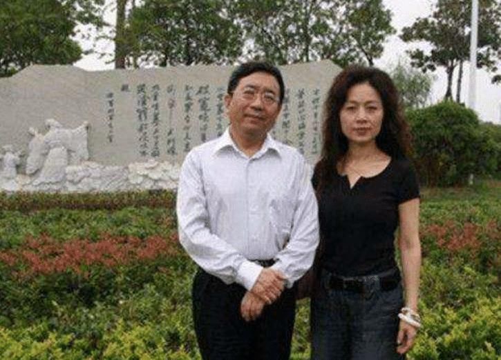  余秋雨|余秋雨病重，妻子打工挣钱，为他治病供他写作，换来的却是背叛