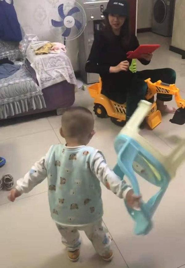 护食|“最暴躁宝宝”,玩具被小姨霸占,宝宝气势节节攀升,笑翻小姨