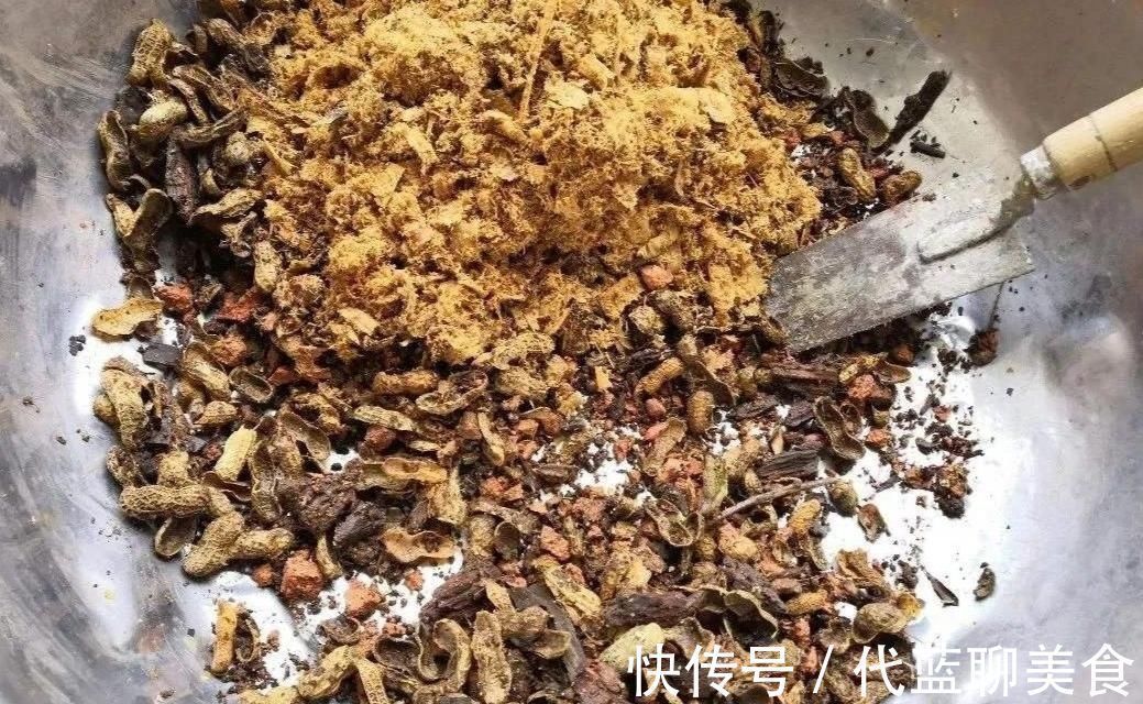 家中养花，盆土容易结板，掺入4种“材料”，松软透气养分丰富