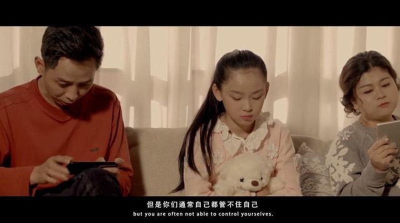 手机|沉迷于“垃圾快乐”的孩子,对大脑的伤害可不是一点半点,要重视