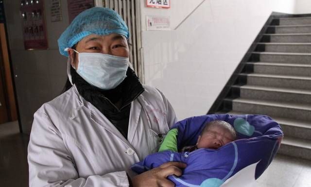 出产房|新生婴儿出产房，谁第一个抱就像谁？这说法准吗