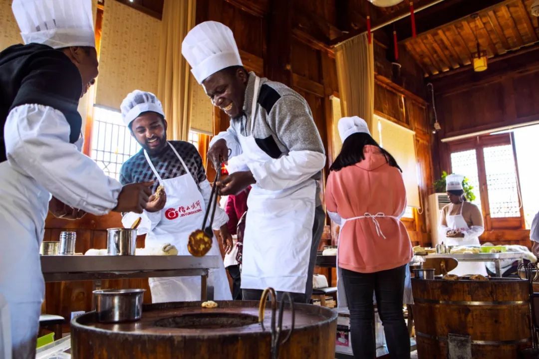 中年|外国人都过来学习,这个街边随处可见的小吃卖出了国际范