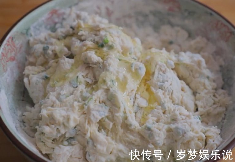 葱花饼|做法超简单的葱花饼，一口酥脆，葱香十足，好吃到停不下来