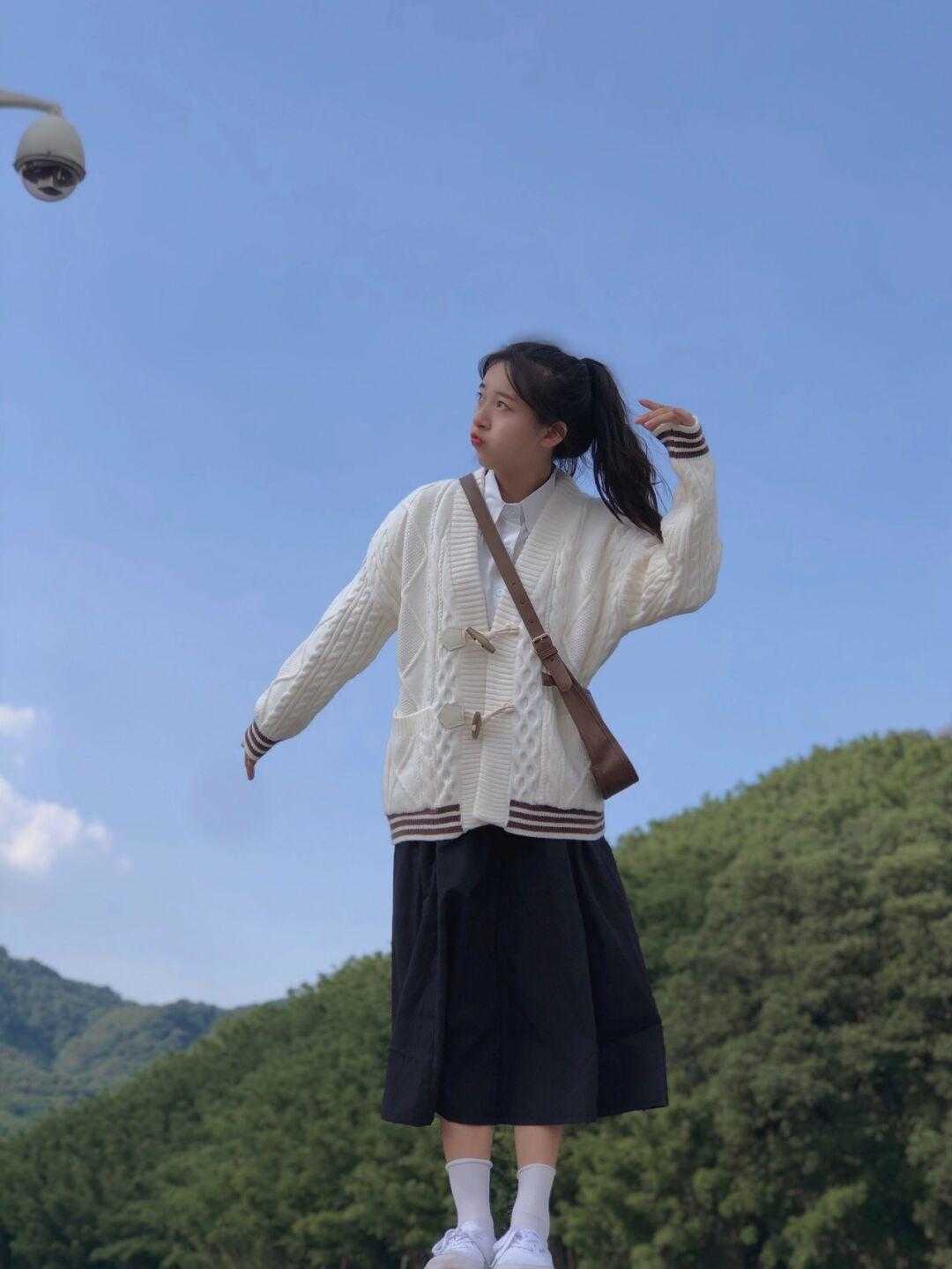 针织 早春不知道怎样穿?针织毛衣+半身裙是顶配,学会再也不用发愁了