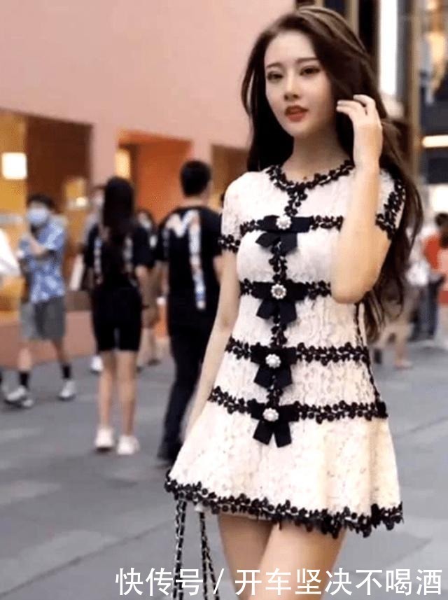 高跟鞋|小姐姐穿着公主裙出游，这颜值别浪费，出道去表演吧