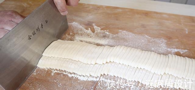 面条|爱吃面条别出去买了,教你3步做“手擀面”,面条爽滑筋道又好吃