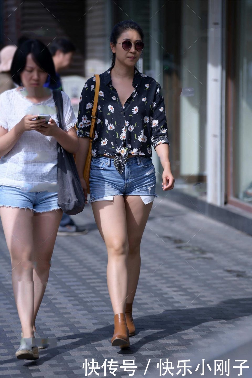 深蓝 浅色驼绒简洁T恤衫,搭配深蓝修身牛仔裤,突显潮流和雅致气息