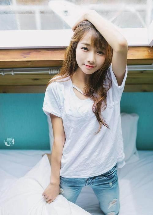 街拍小姐姐修身版的牛仔裤,优雅中带着时尚俏皮感,少女感十足
