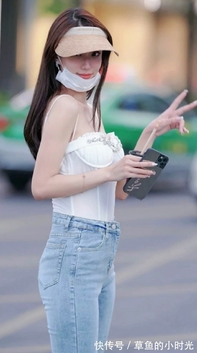 真丝 白色丝质吊带上衣搭配修身牛仔裤,散发时尚与魅力,高级感满满