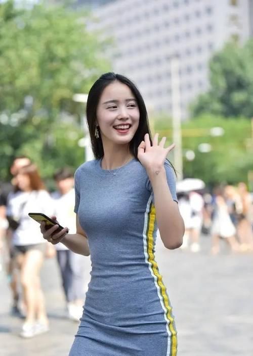 修身 连衣裙有很多优点，穿起来显得非常端庄高雅，修身显瘦