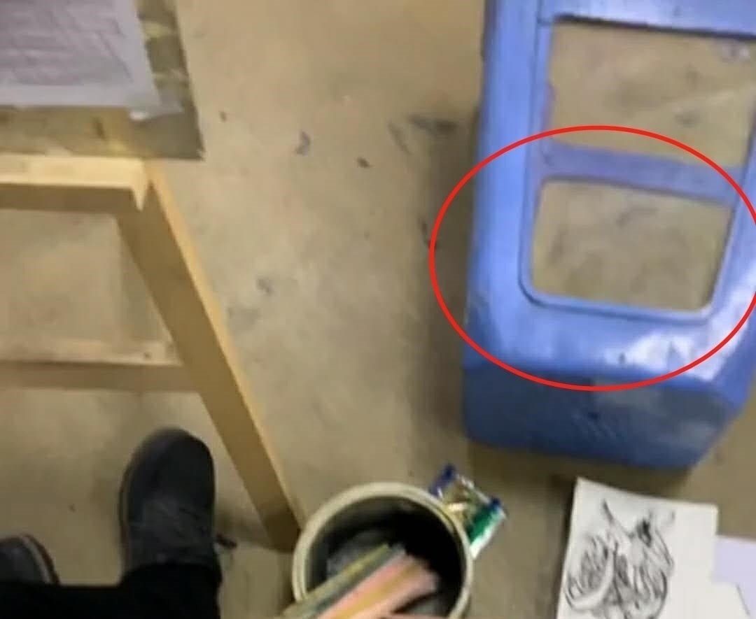 美术老师&美术生在画室藏泡面,老师差点找瞎了眼,是给泡面穿了吉利服?