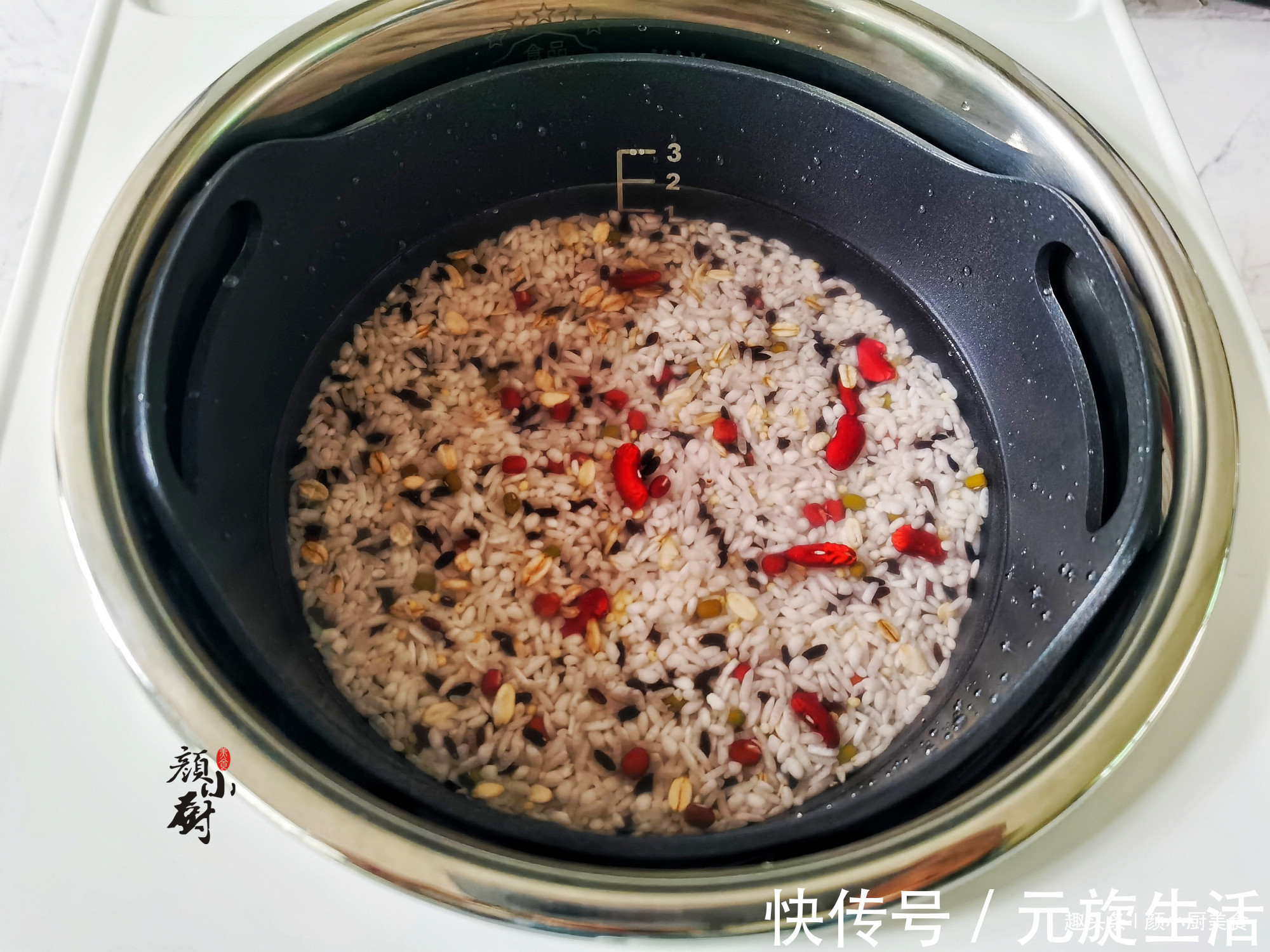 煮米饭时，有人放油，有人放盐，大厨都不对，这样才香！