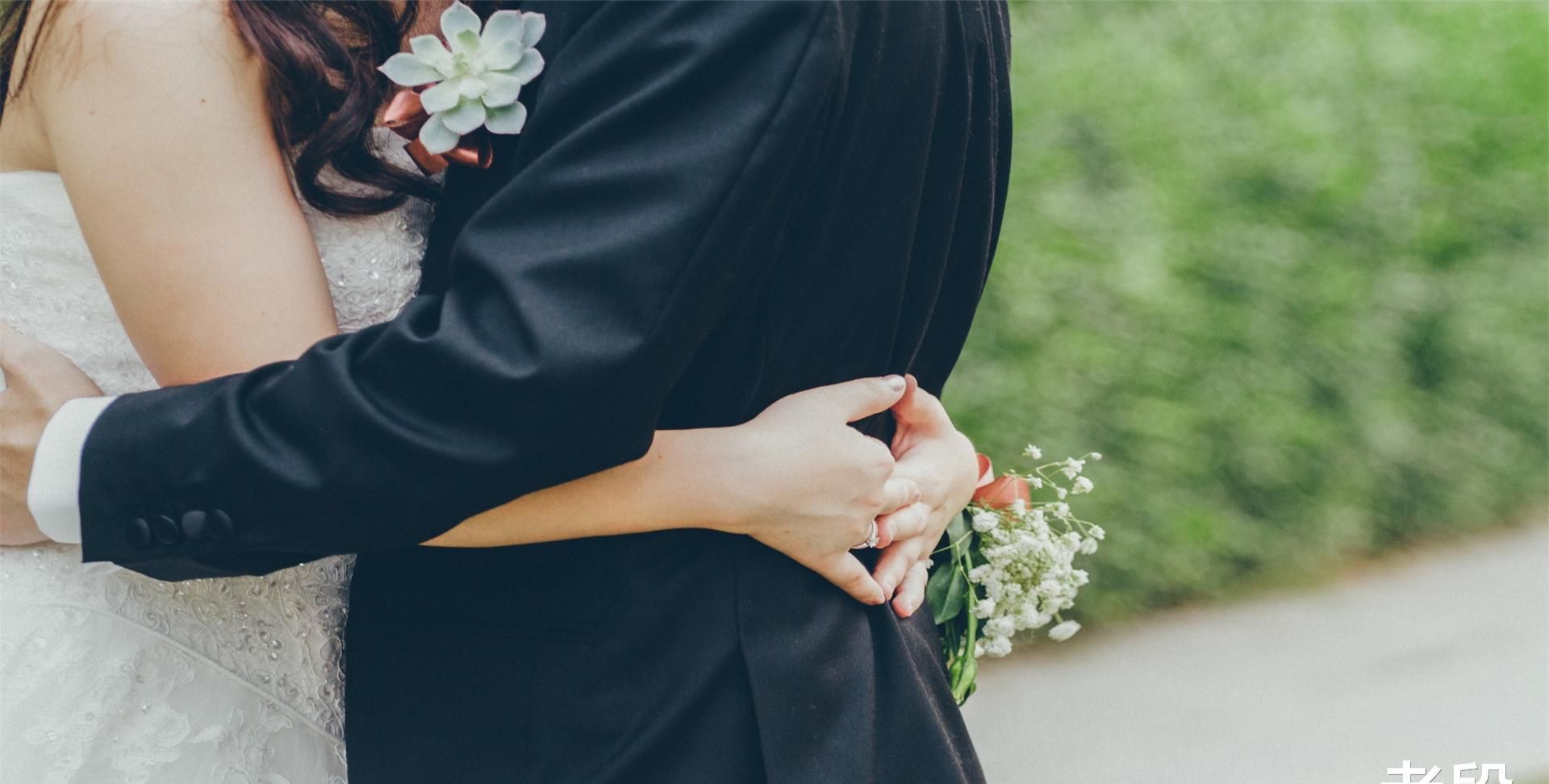 亲朋好友|接亲当天，新郎不愿读新婚誓词并当众撕毁，亲朋好友都说做得好