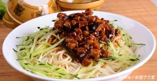 家常版香菇炸酱面的正宗做法,酱香浓郁咸香味美,吃一次忘不了!