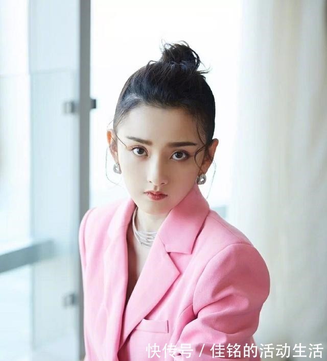 高丸子头 发型也是挑人的,选对发型很重要,这些日常百搭的发型不要错过!