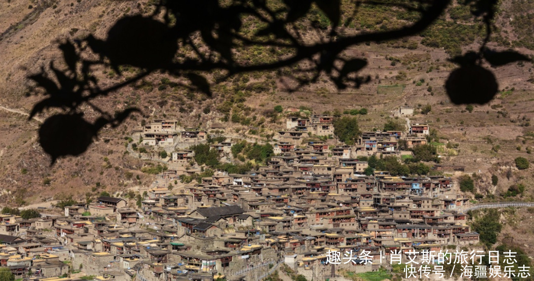 村寨|四川建在悬崖巨石上的村庄，全村屋顶连一起，远看如蜂巢世界罕见