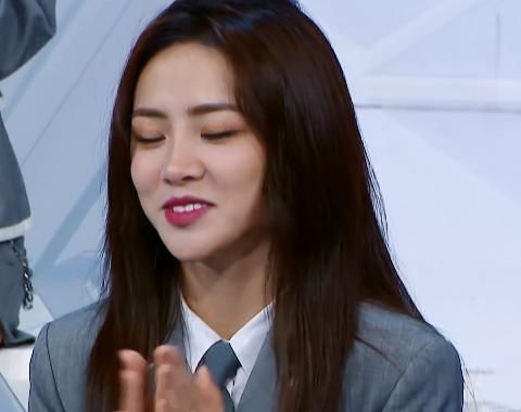 虞书欣逆袭成第一名时,其他人都在鼓掌欢迎,唯独林小宅与众不同