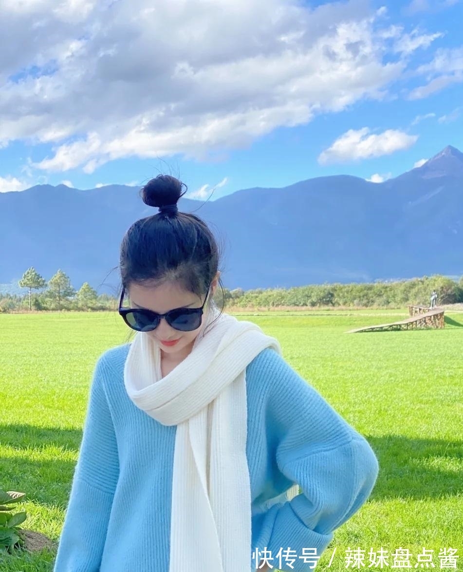 棉质 棉质紧身连衣裙,搭配夸张大耳环,冷冽性感气场强大