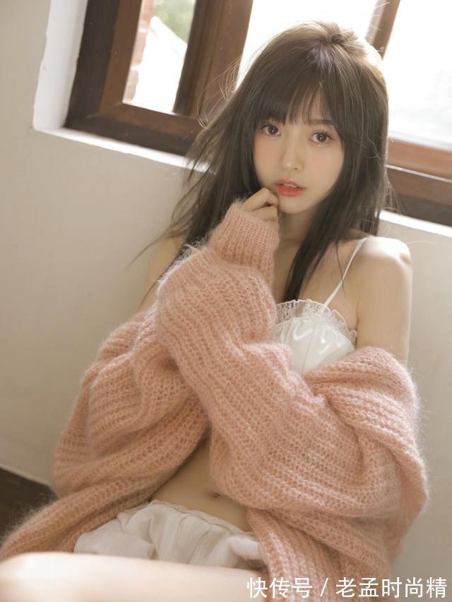 漂亮女人总是喜欢打扮得漂漂亮亮,这件粉色毛衣真好看,清新自然