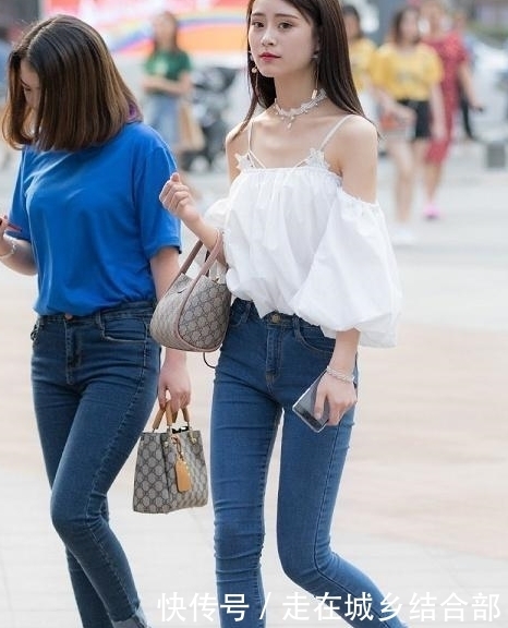 街拍:图二蓝色吊带T恤搭白色半身裙,完美展现凹凸有致的好身材