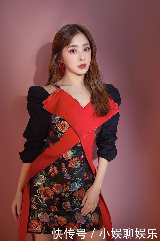 舞台|张含韵穿中国风印花裙又飒又甜,超拼夜舞台弹古筝韵味满满,令人眼前一亮