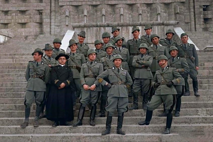 看着|历史上过目难忘瞬间：藏进苏联坦克里的德军，孤独的看着战俘玩扑克牌的美军