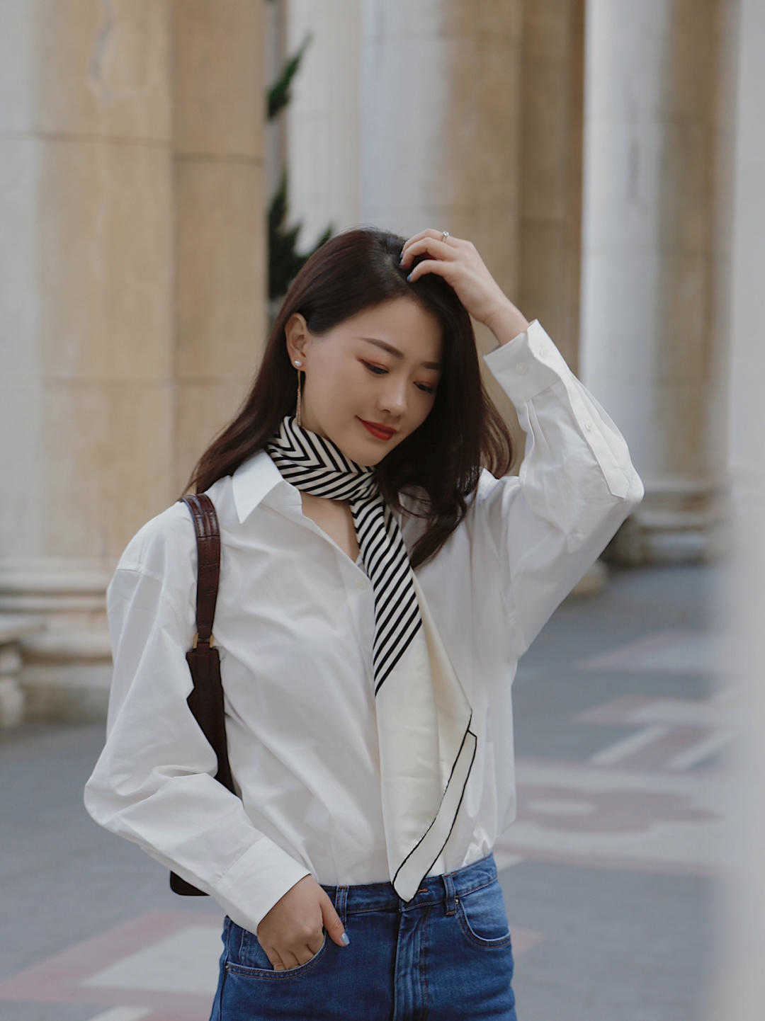 时尚博主|经典大气的初秋穿搭示范,衬衫搭配牛仔裤干练简约,洒脱时髦