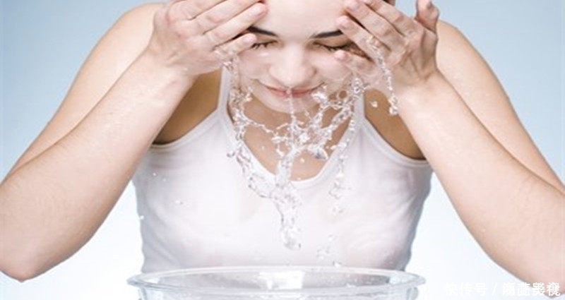 想要皮肤“笑开颜”,洗脸时就不要做这几件事,很多人却沉迷其中