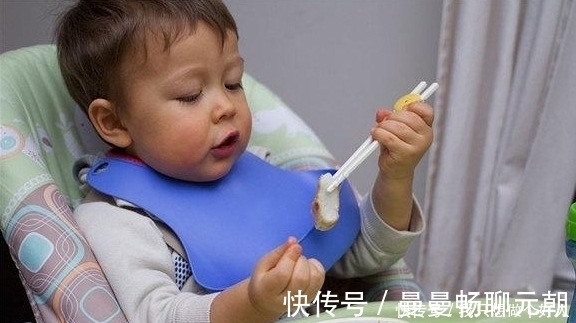 宝宝|孩子几岁学用筷子比较好?太早接触不合适,容易影响娃的积极性
