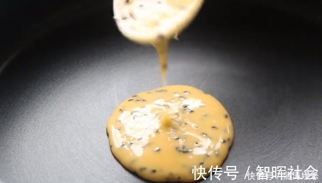 用3个鸡蛋做的小零食,香甜酥脆,平底锅就搞定,比买的还香