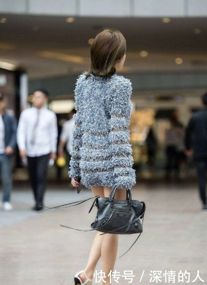 毛衣|街拍:长款毛衣搭配细高跟的小姐姐,玩起了光腿行动,霸气又性感