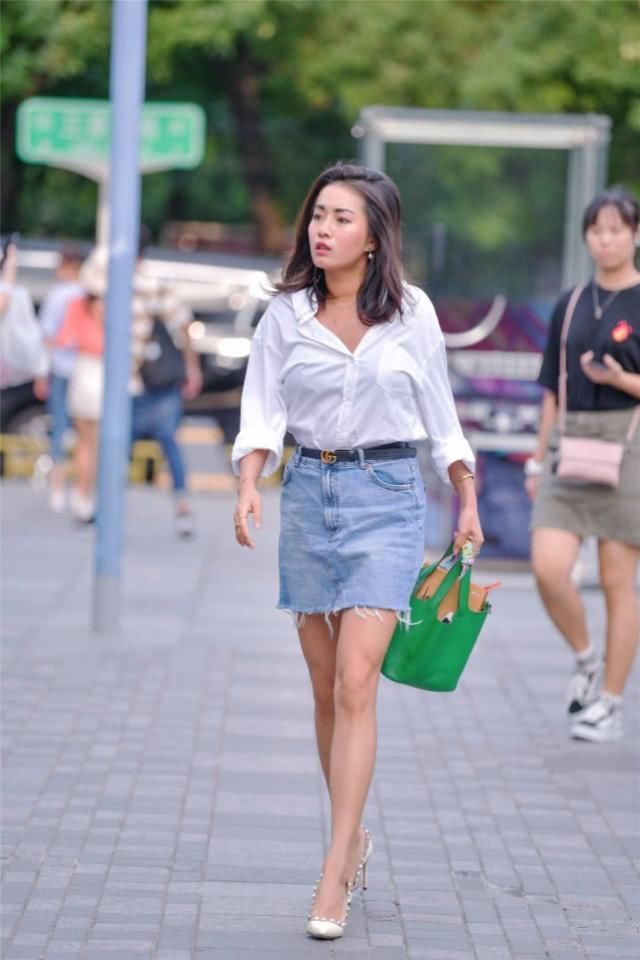 美女端庄大方的裙子搭配气质干练，清新细腻衬托出你的时尚感