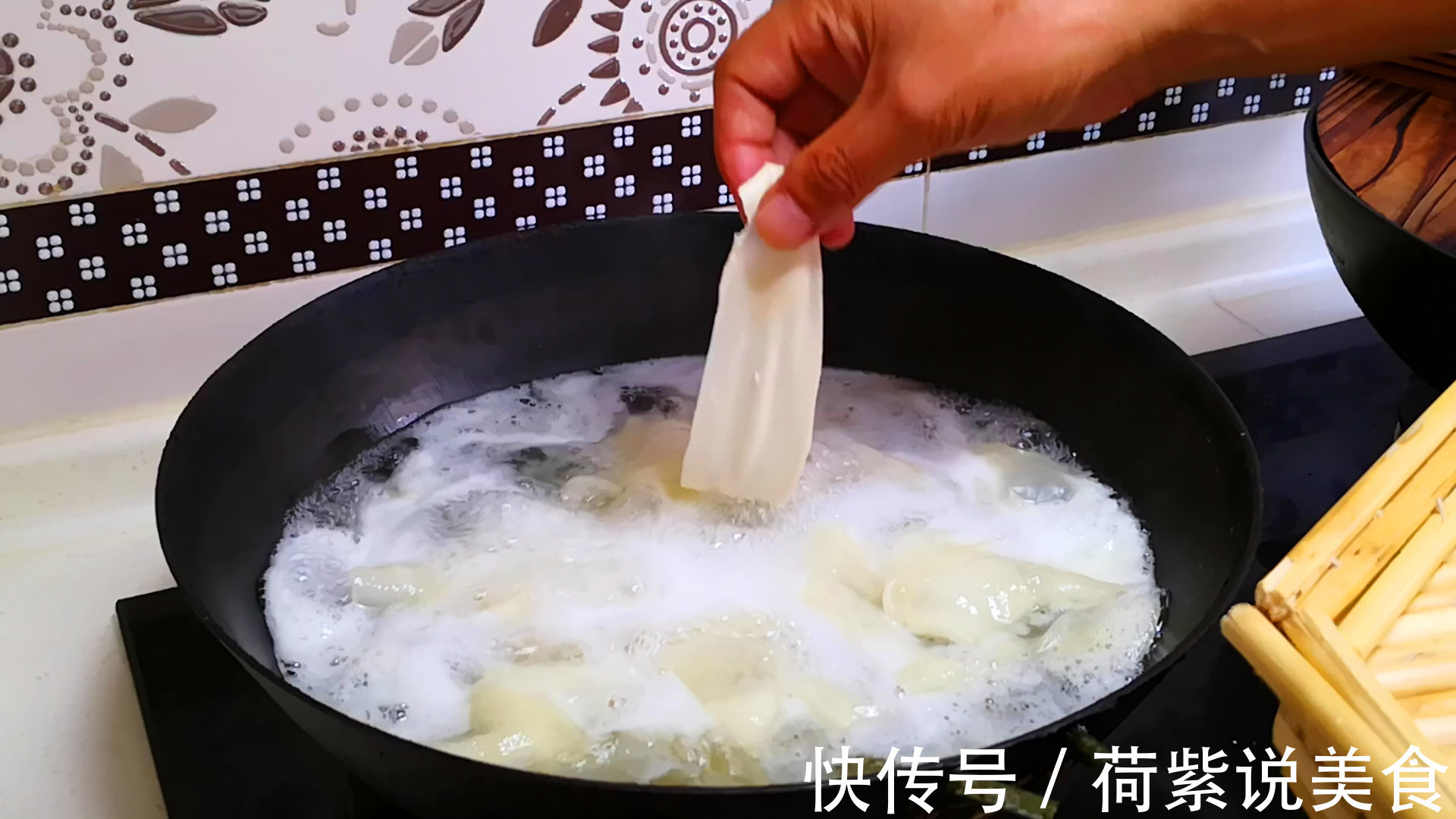 大碗宽面懒人做法，不用和面不用擀面，8分钟就上桌，比买的还香