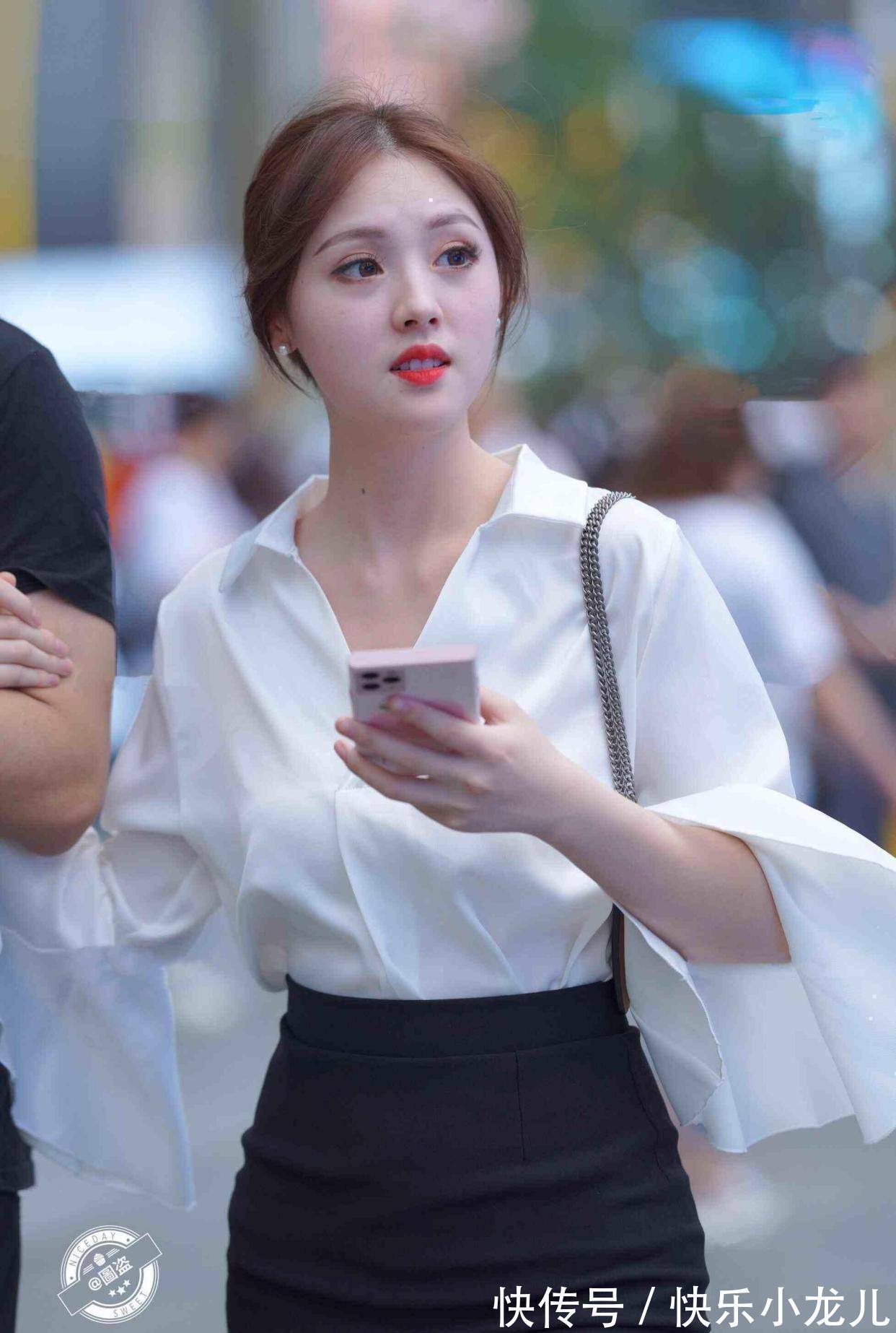 短裙 清新活泼的短裙装扮不乏气质感,带来轻松的美丽效果,不会过时