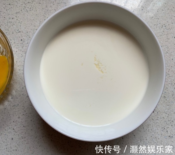 烤箱|1个鸡蛋1盒奶,搅一搅烤一烤就上桌,蓬松柔软,比蛋糕还好吃
