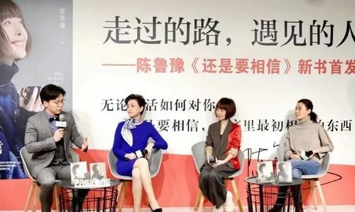 52岁杨澜打扮真时髦，穿蓝色长裙身材没发福，扎丝巾满是贵妇感